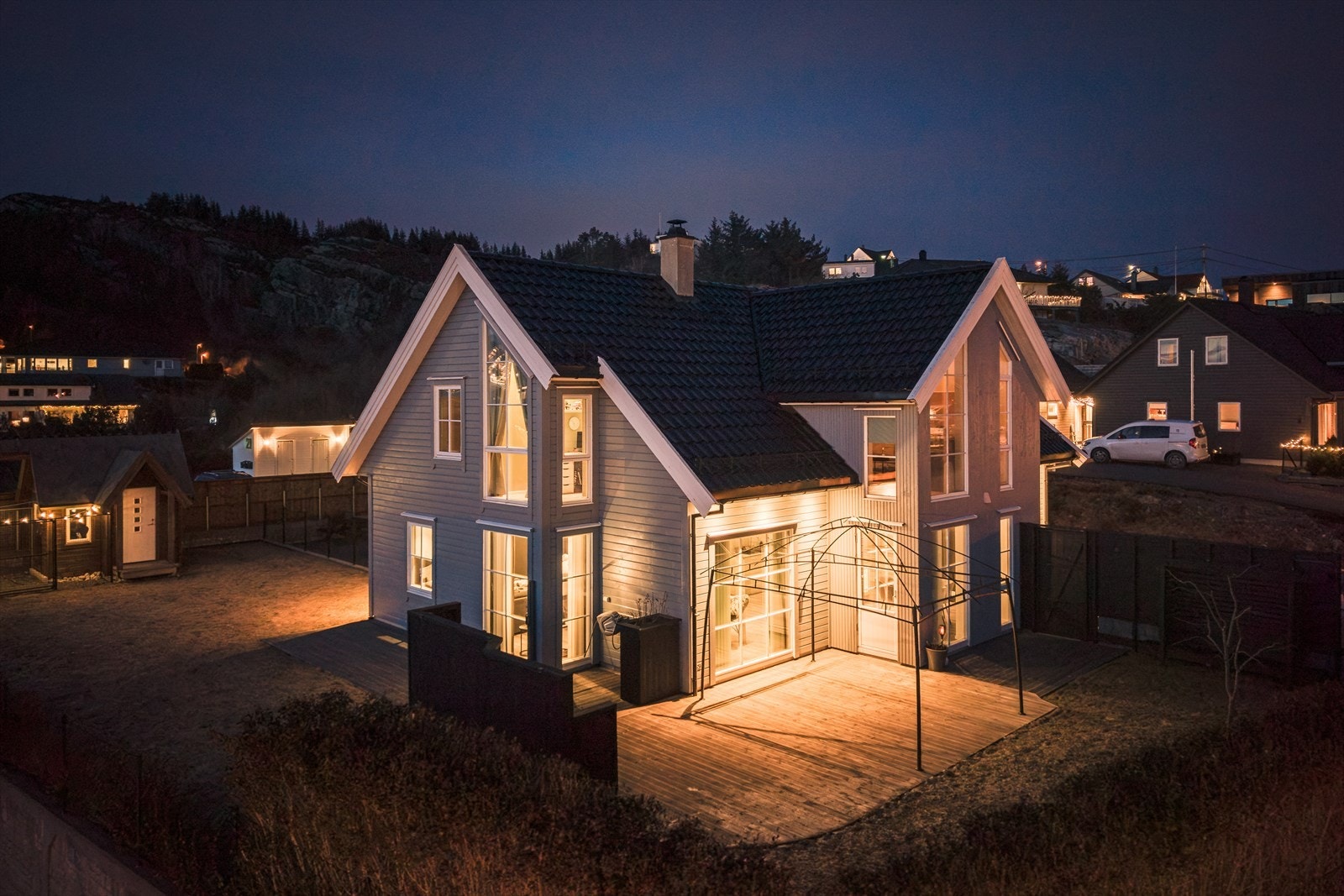 En herlig enebolig, med fine detaljer og store vindusflater Galleribilde