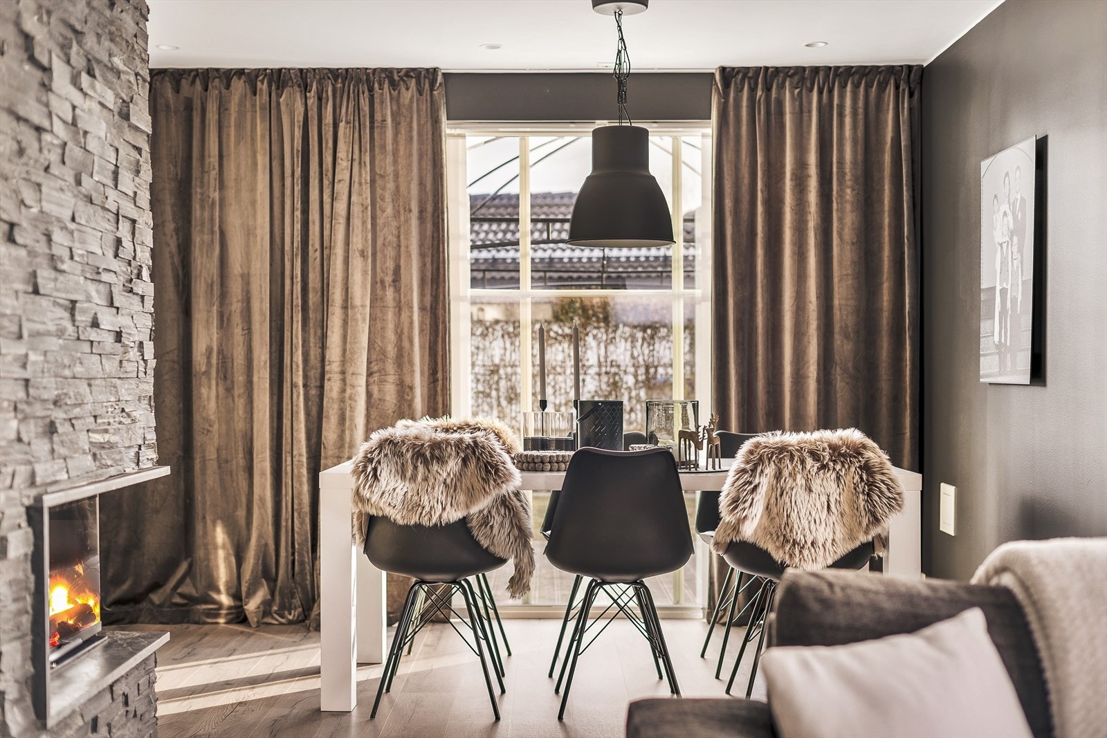 Stuen har god plass til en sosial spisegruppe, hvor fortreffelige måltider kan nytes i godt selvskap med både venner og familie. Galleribilde