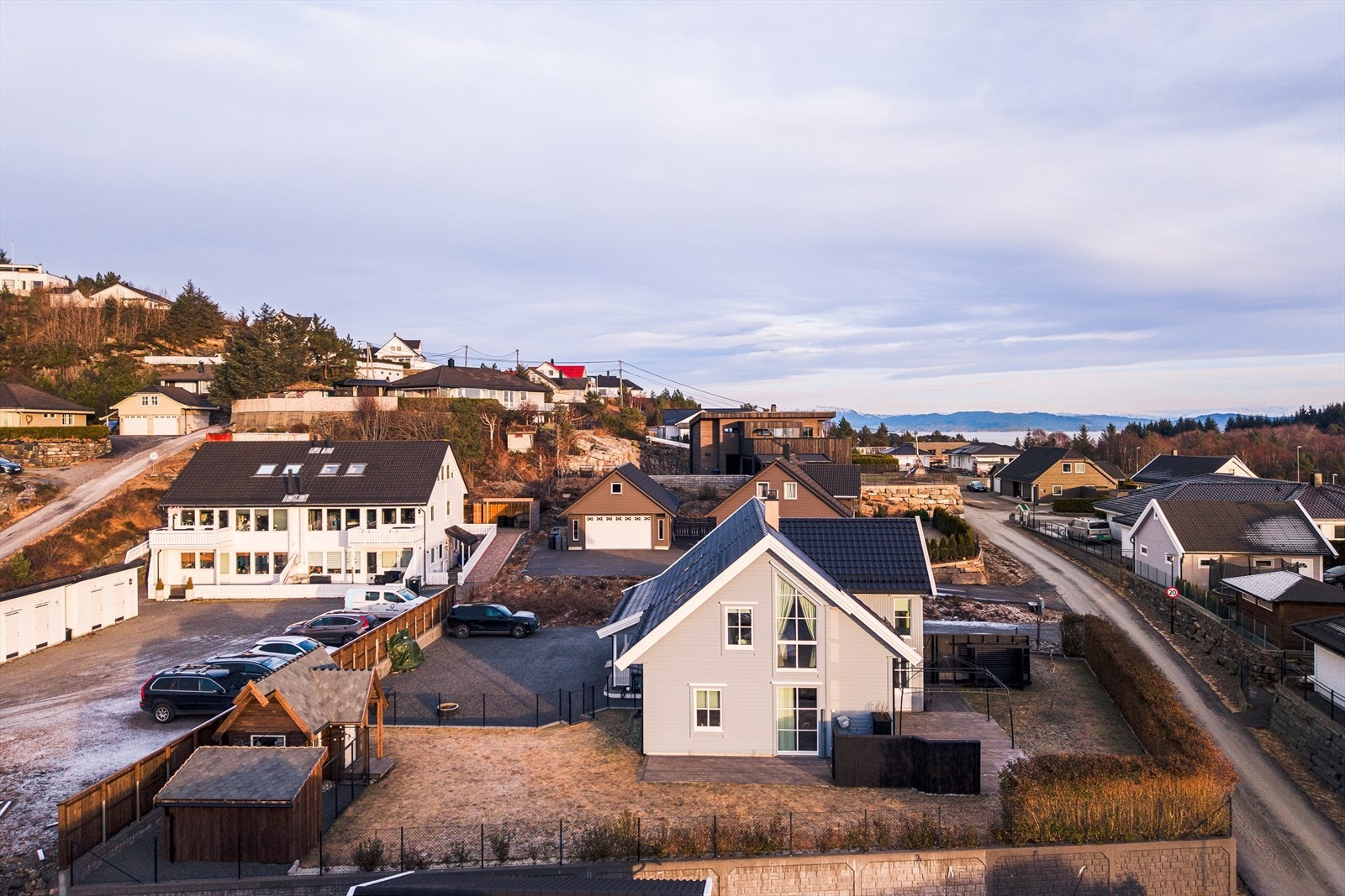 Eiendommen ligger fint til, med en flott uteplass som er godt skjermet fra innsyn. Galleribilde