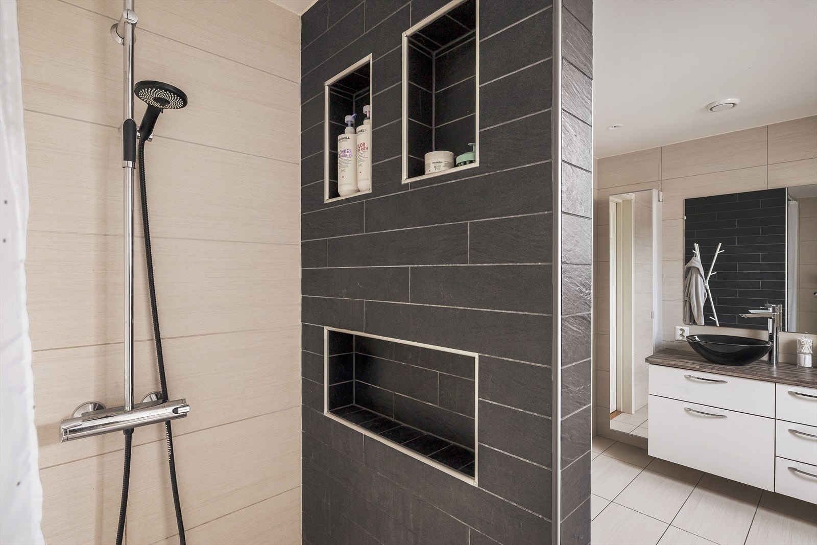 Et romslig og stilrent bad, med lekre fliser, bidrar til et moderne og lekkert uttrykk! Galleribilde