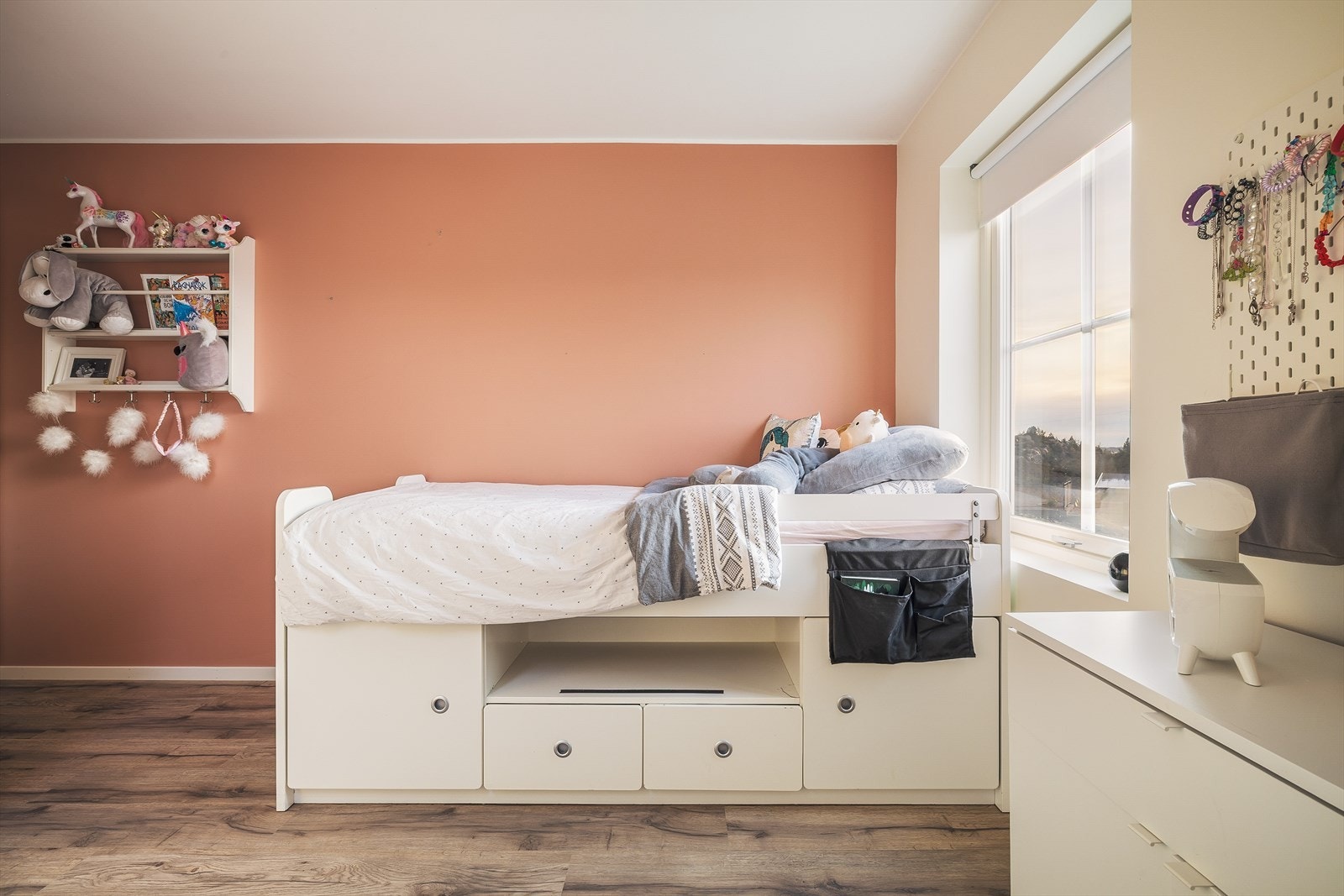 Et flott å oversiktlig soverom som passer utmerket til barn eller ungdom Galleribilde