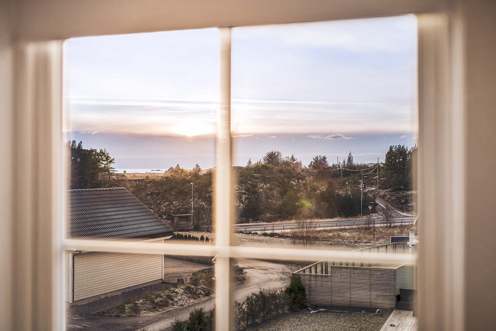 Fra soveromsvinduet har du utsikt mot et lite havgløtt! Galleribilde