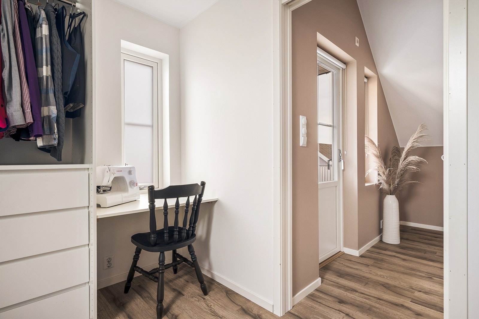 Walk-in garderoben måles til 9,7 m². Galleribilde