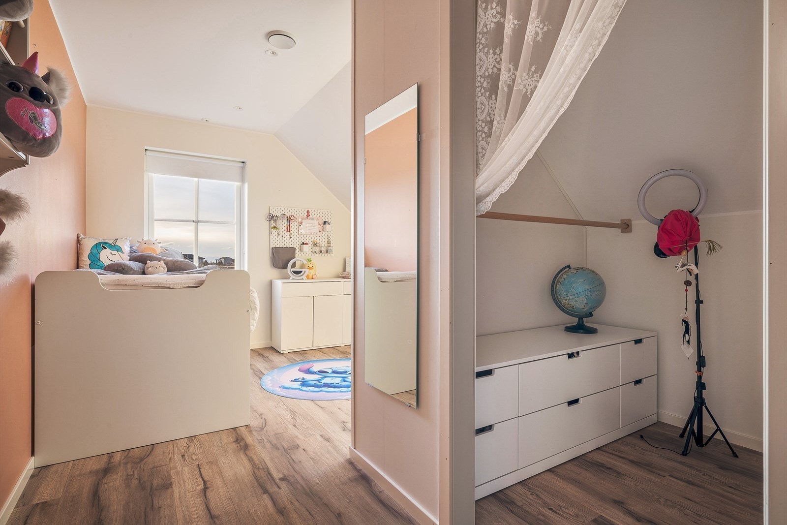 Videre kommer du inn til et soverom, som også måles til 12,3m². Galleribilde