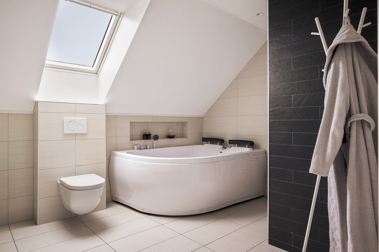 Badet i 2.etasje måles til 10,6 m² og inneholder flotte kvaliteter som tilrettelegger for en behagelig atmosfære følelse av velvære. Galleribilde