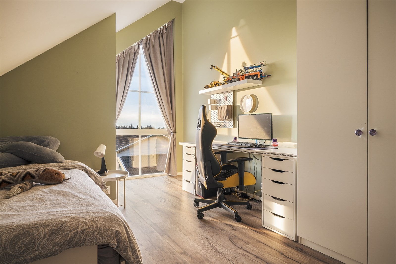 Dette soverommet måles til 12,3m² og passer utmerket som et barne/ungdomssoverom Galleribilde