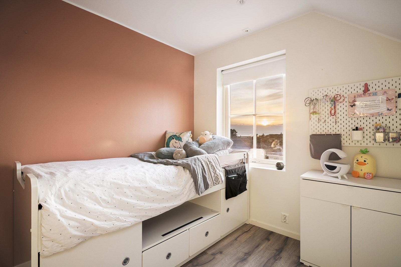 Fra soverommet har du flott utsikt mot herlige naturomgivelser, noe som legger tilrette for et rolig og lunt innemiljø. Galleribilde