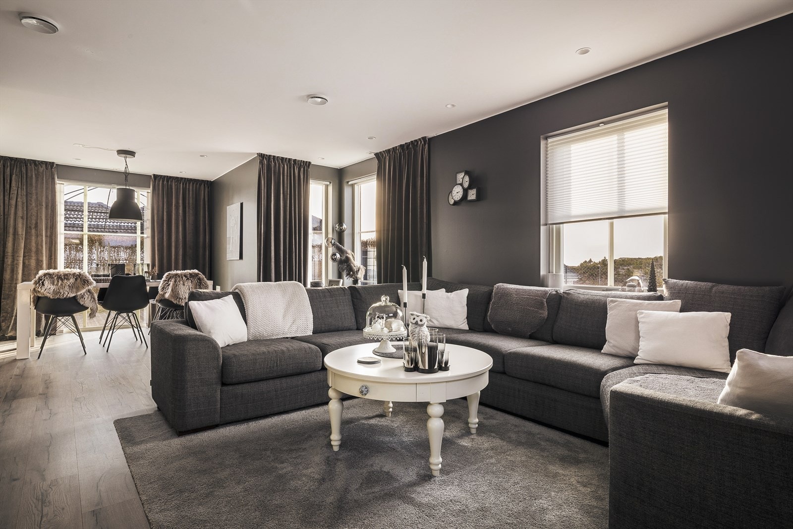 En herlig åpen stue, bestående av soner som tilrettelegger for et godt og trivelig hjemmemiljø. Galleribilde