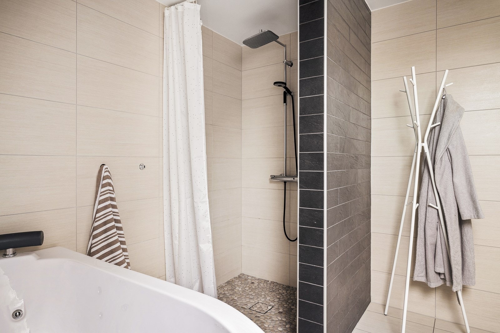 I tillegg består badet av et vegghengt toalett, dusjgarnityr, dusjnisje og badekar. Galleribilde