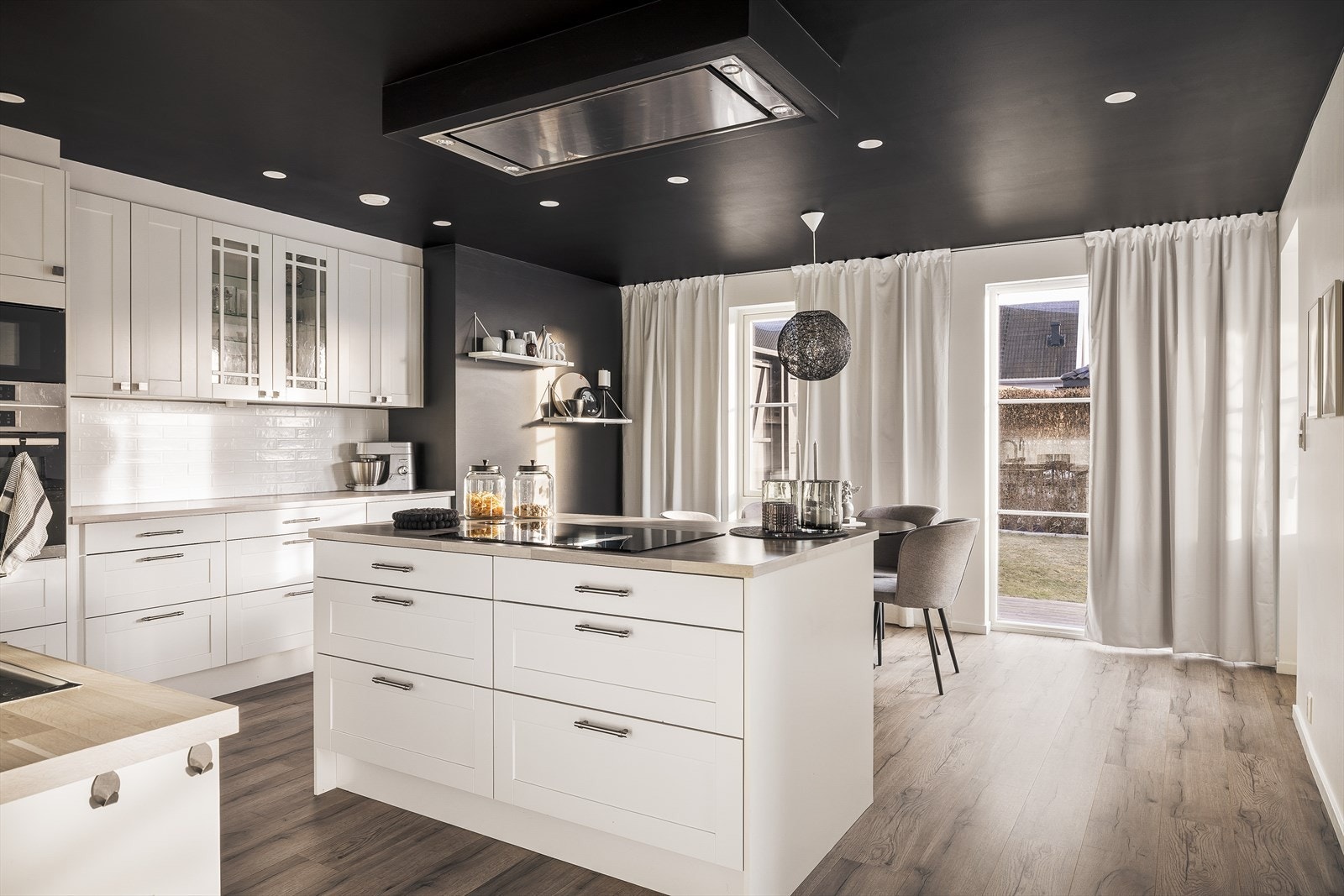 Fra stuen kommer du videre inn til et fantastisk kjøkken! Galleribilde