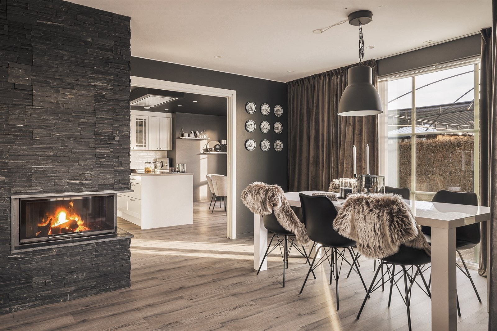 I tillegg byr stuen på en lekker peisovn, som varmer godt til kaldere høst-og vinterdager Galleribilde