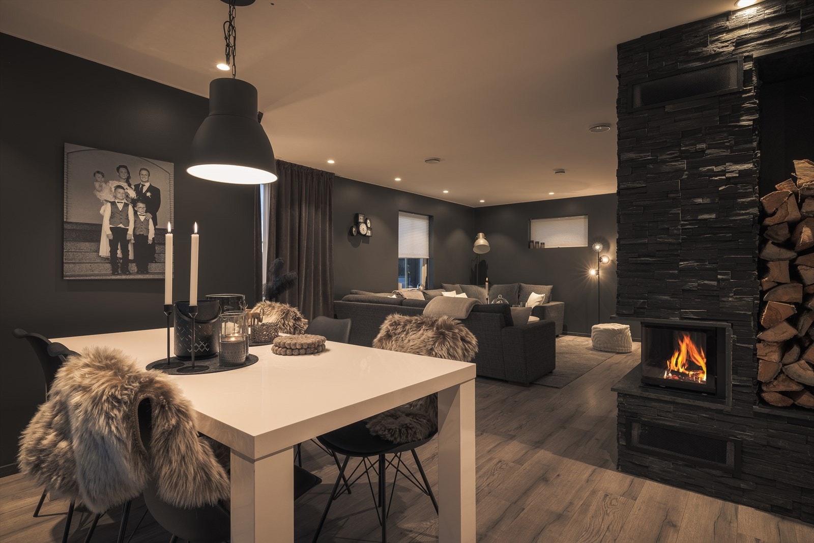 Sammenhengen mellom kjøkkensonen og stuen skaper en fin flyt. Perfekt for kombinasjon av sosiale og avslappende studer i hjemmet. Galleribilde