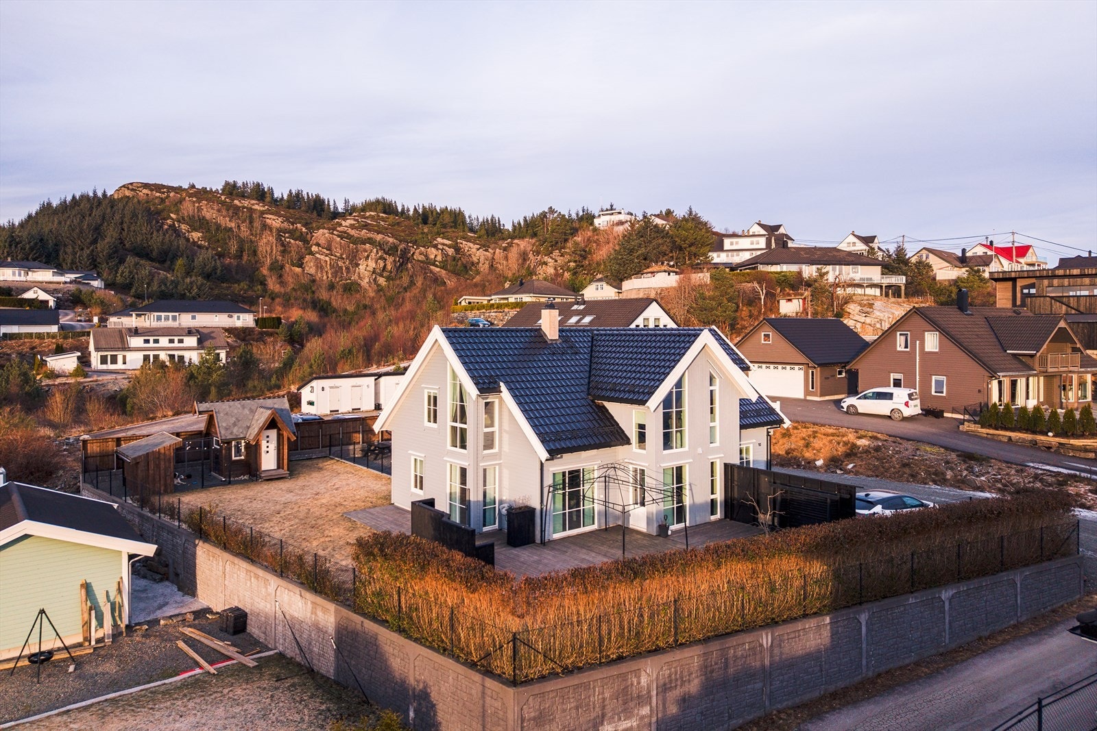 En rålekker enebolig med flott opparbeidet hage, sørger for at man kan nyte herlige vår-og sommerdager Galleribilde