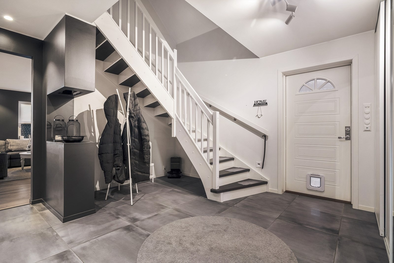 Entreen er romslig, med god plass til å henge fra seg yttertøy og sette fra seg sko Galleribilde