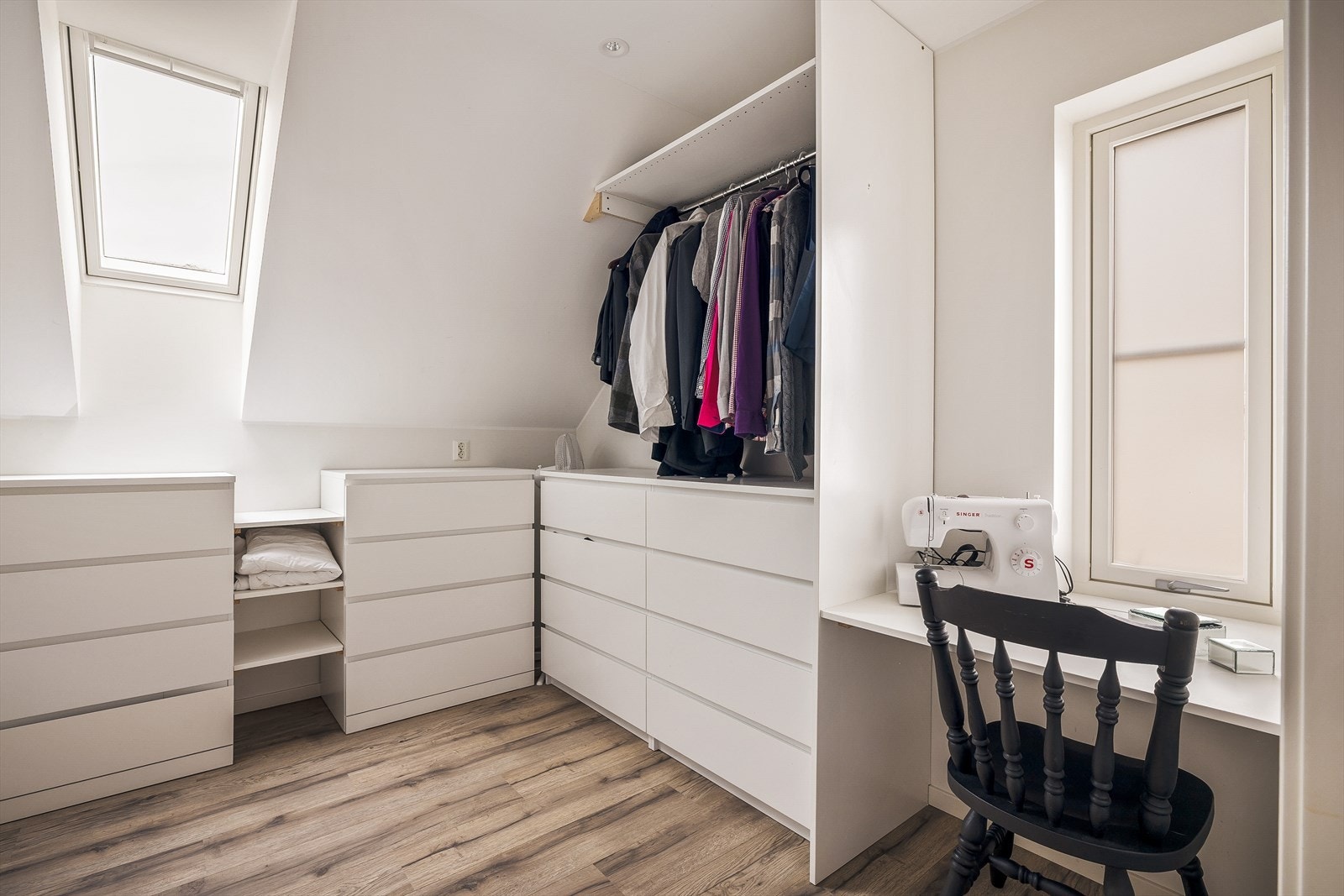 Her er det godt med plass til kommodeløsninger, oppbevaring og oppheng til klær og diverse Galleribilde
