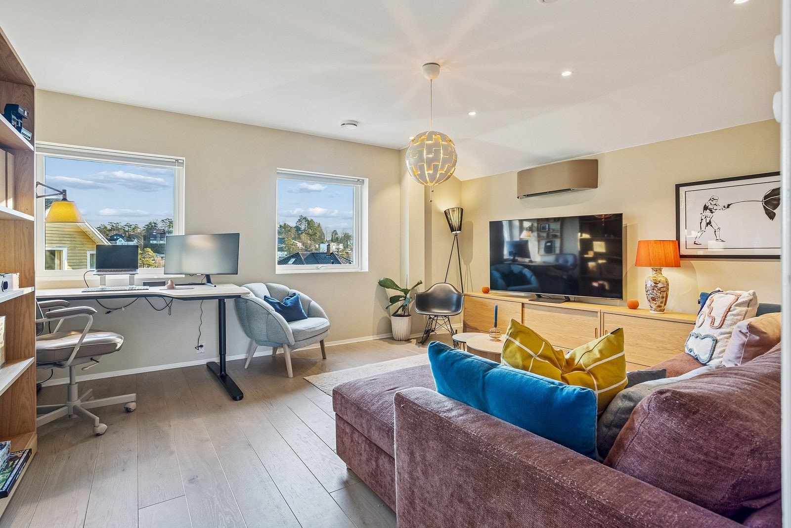 TV-stue i andre etasje, innredet med kontorplass, dobbeltseng sovesofa og TV. Galleribilde