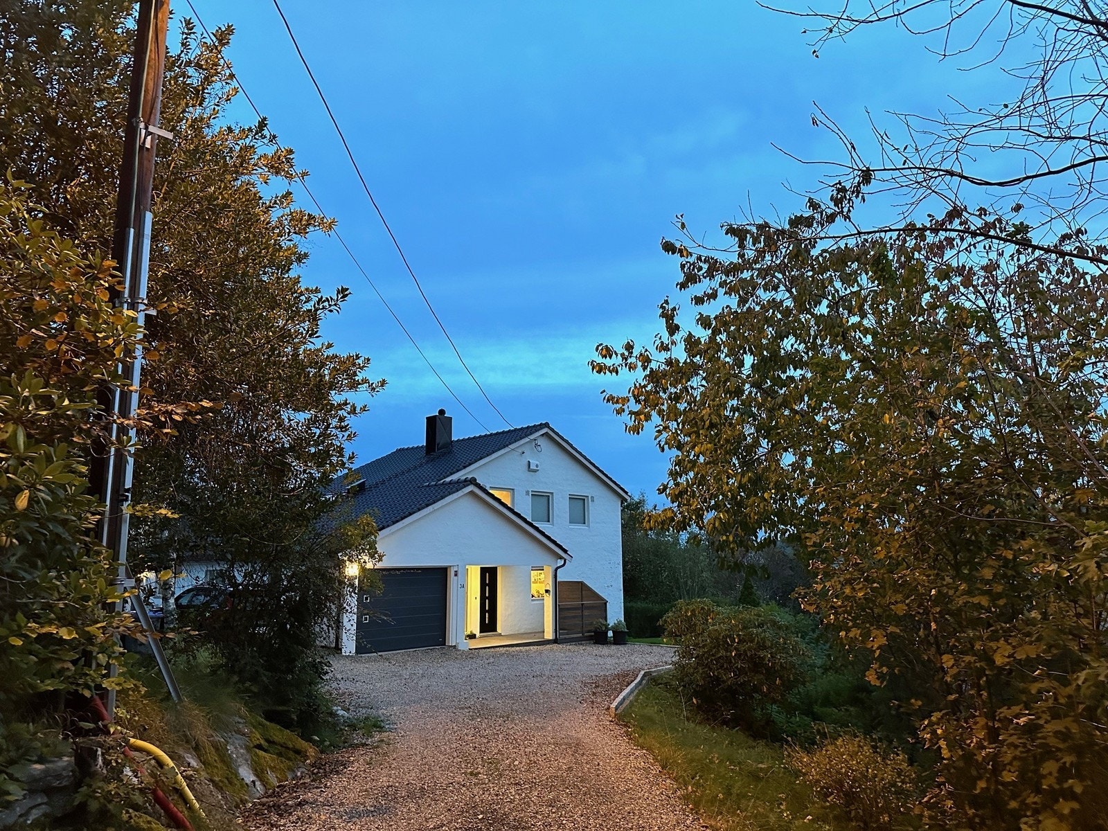 Boligen har en skjermet beliggenhet i enden av blindvei. Galleribilde