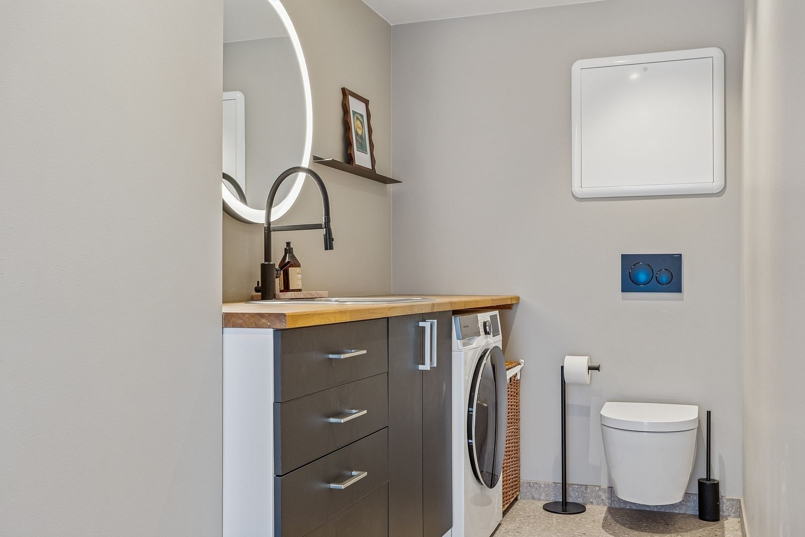 Toalett og vaskerom. Galleribilde