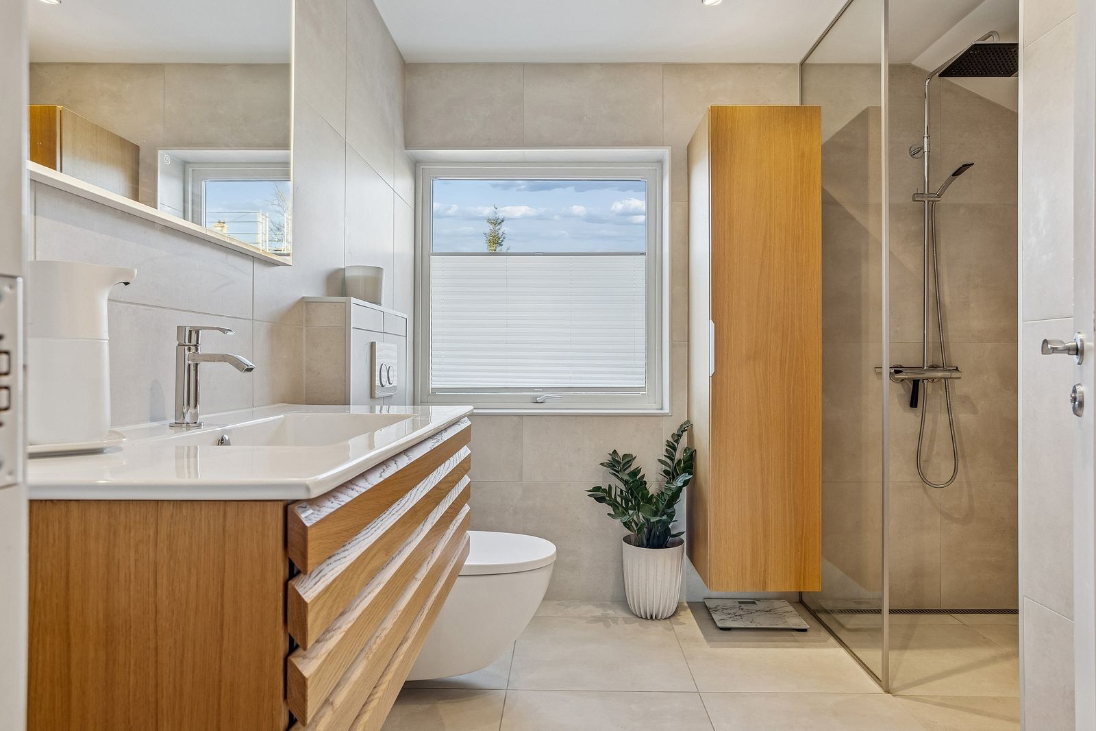 Badet er moderne og helfliset. Varmekabler i gulv og og downlights i himling. Galleribilde