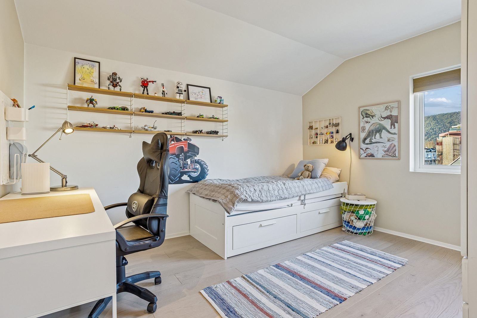 Alle soverommene er innredet med seng og garderobeskap. Galleribilde