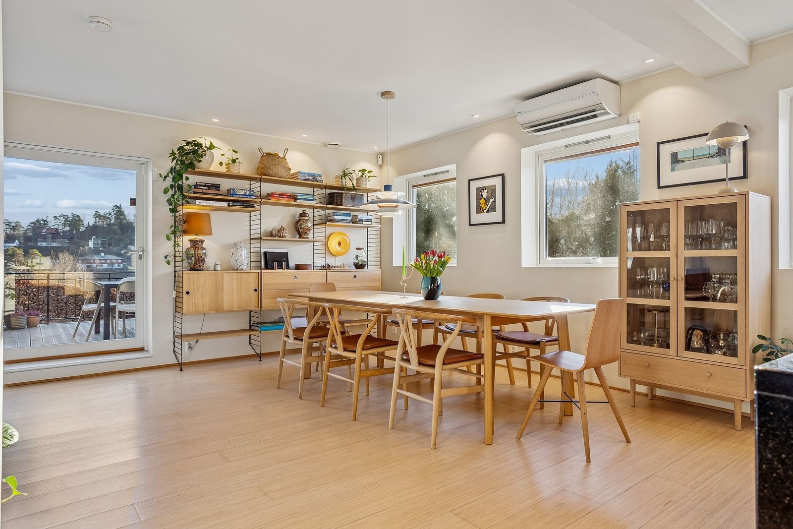 Spisegruppe i åpen stue-/kjøkkenløsning. Boligen leies ut møblert. Galleribilde