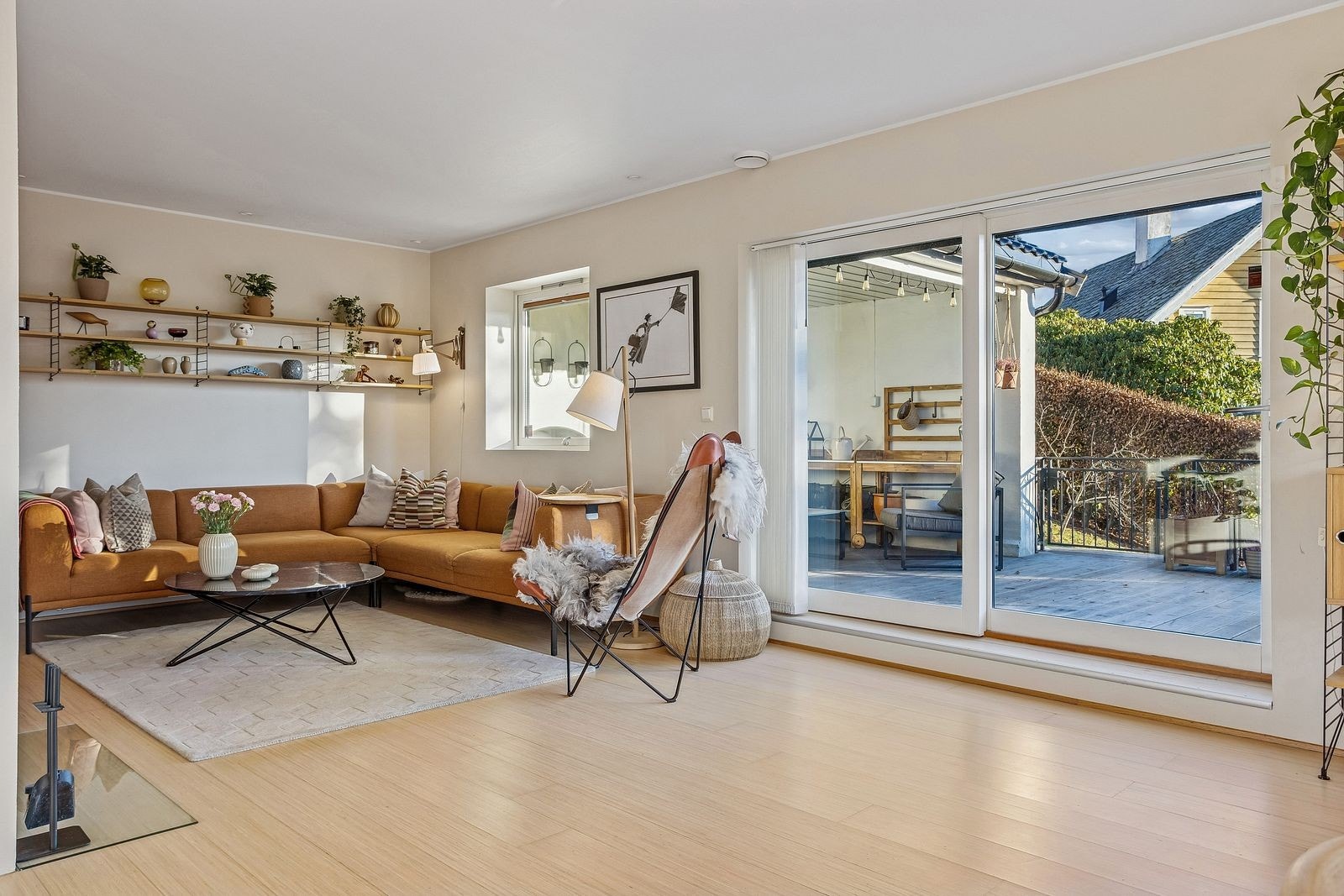 Stuen er innredet med sofagruppe. Direkte utgang til uteområde samt overbygget terrasse. Galleribilde