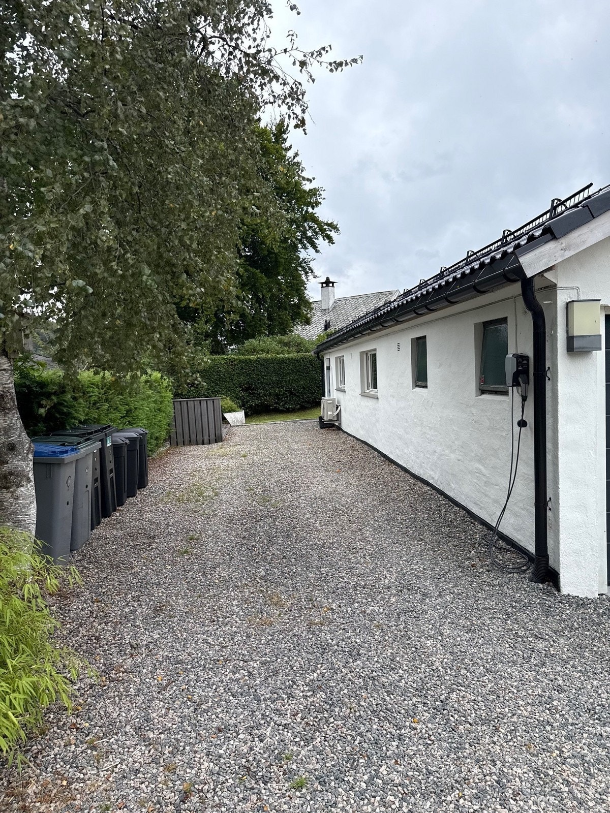 Gode parkeringsmuligheter samt ladeplass for elbil. Galleribilde