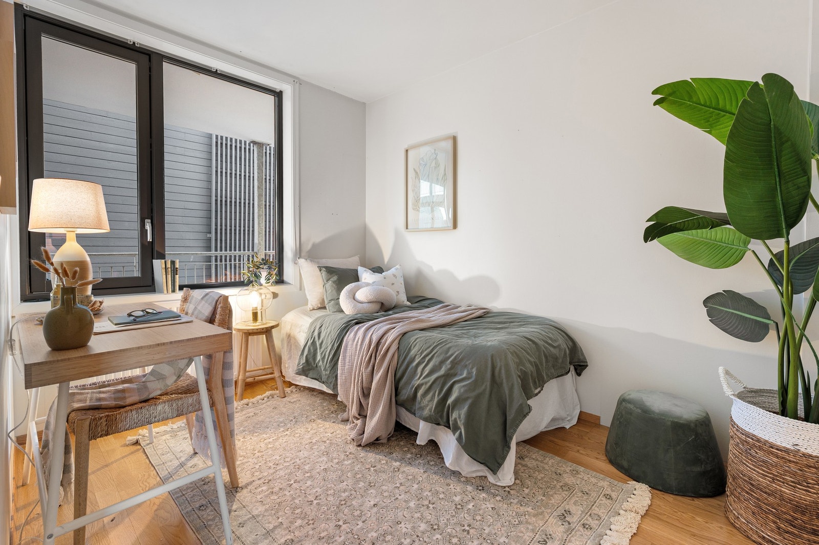 Også leilighetens andre soverom oppleves lyst og pent. Dette ligger på motsatt side av gangen, mht. plasseringen av hovedsoverommet. Ingen gjennomgang utenfor dette vinduet heller. Galleribilde