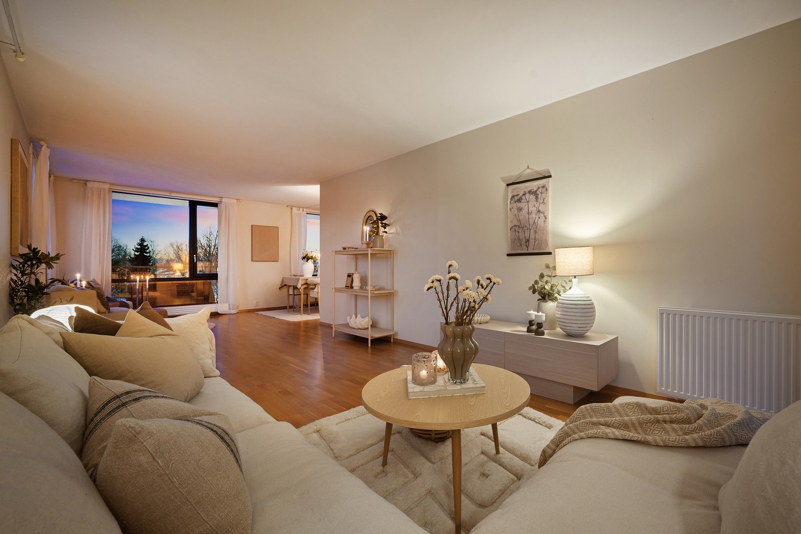 Velkommen inn! Stua oppleves svært romslig og luftig, og har en L- form. Slik sett kan man virkelig innrede etter eget ønske, og i egne "soner". Hele stue- og kjøkkendelen måler til sammen hele 57,8m² Galleribilde