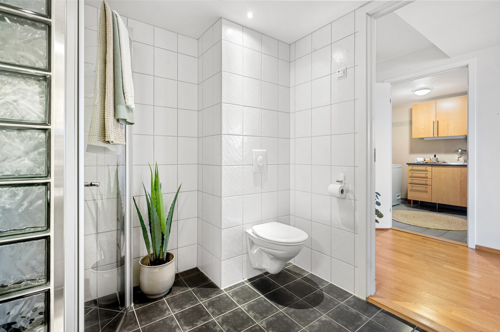 Tidløse fargevalg på fliser og innredning på badet. Galleribilde