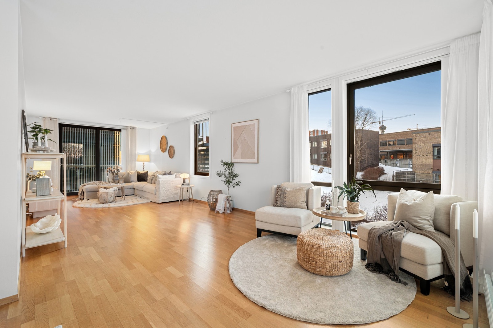 Rett og slett et godt rom å være i! Boligen oppleves svært privat, takket være at det ikke ligger nabobygg med innsyn verken i front eller på siden av bygget. Galleribilde