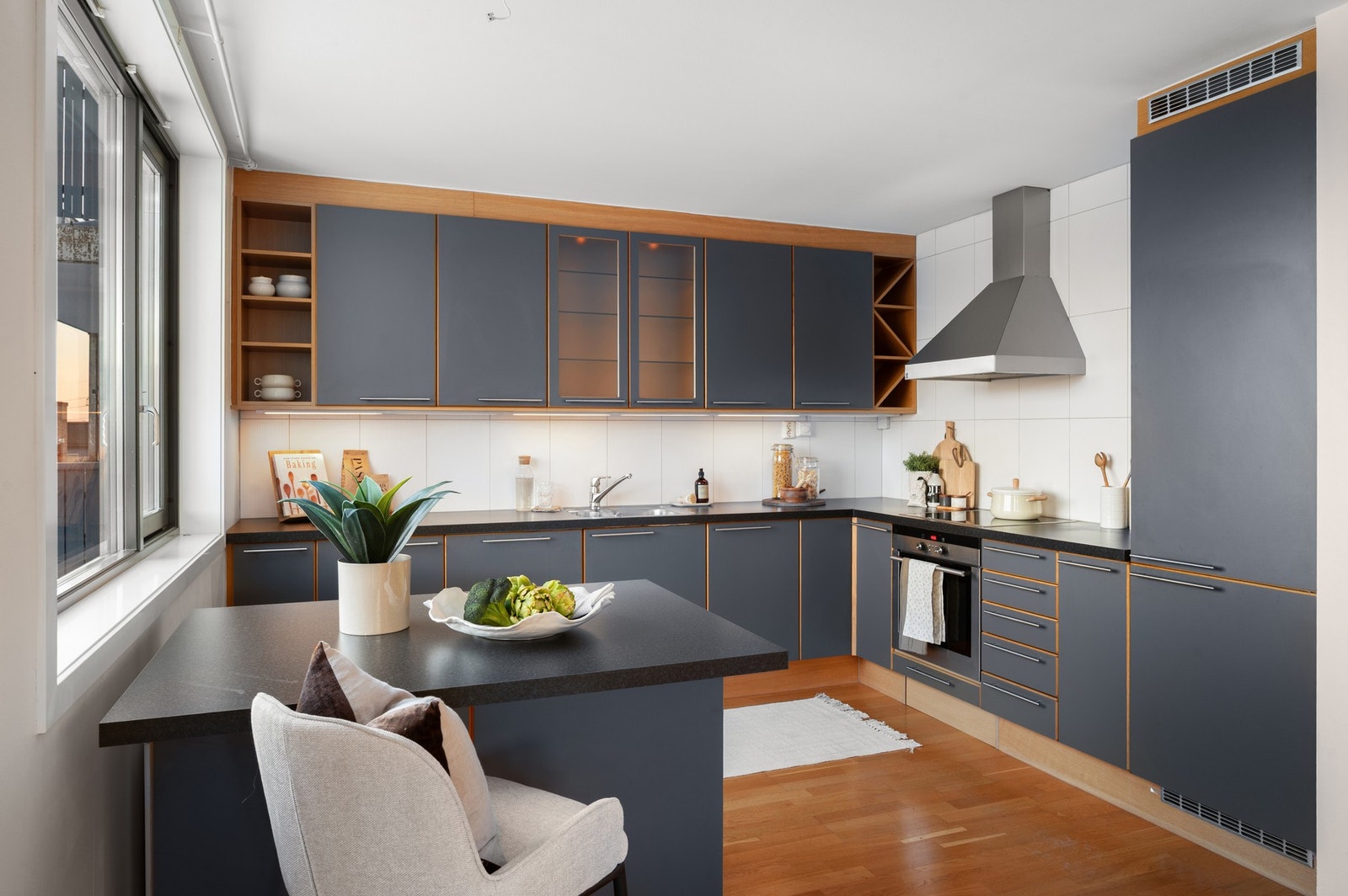 Et pent og velholdt kjøkken. Alle hvitevarer er integrerte, og følger av kjøpet. Kombinert kjøl- og fryseskap, stekeovn, koketopp, ventilator og oppvaskmaskin. Galleribilde