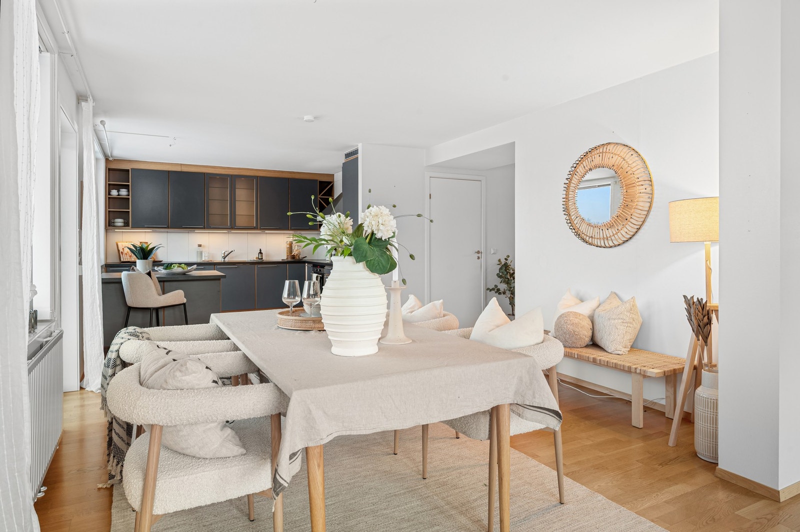 Selve spisestue- og kjøkkendelen måler hele 24,5m². Utgang til den store balkongen via balkongdør som ligger ved siden av kjøkkenet og spisestua. Galleribilde