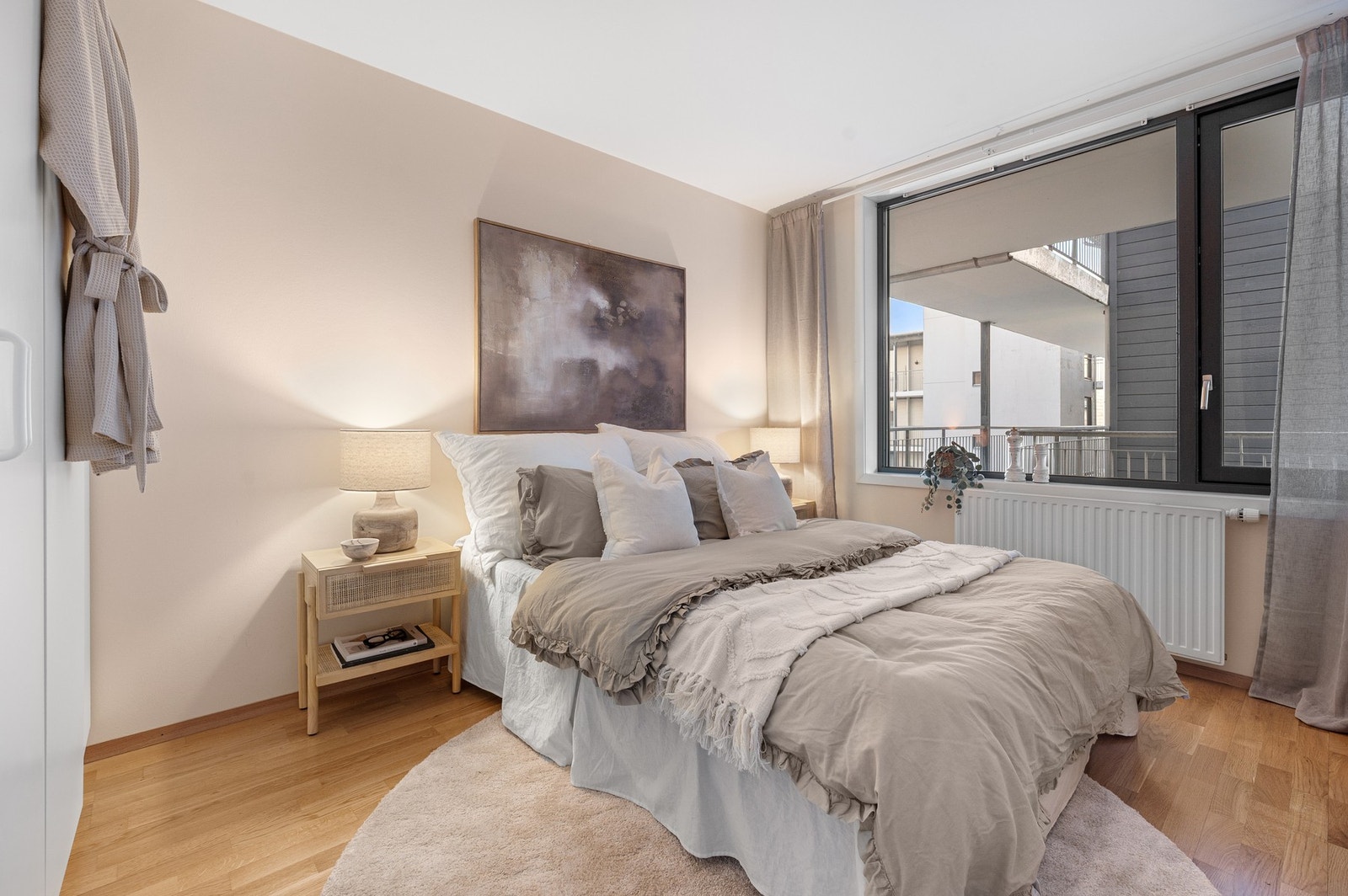 Et luftig og godt soverom - dette måler 10,7m². Her kan man ha både en stor dobbeltseng, garderobeskap m.m. Det er heller ingen gjennomgang på utsiden av vinduet til soverommet. Galleribilde