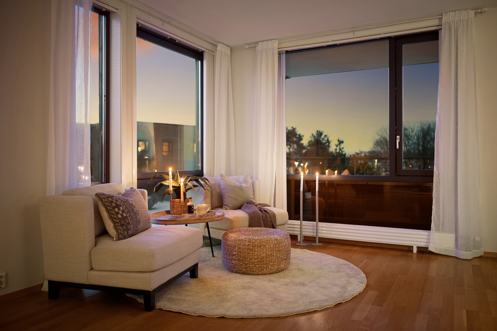 Store vindusflater som gir godt med både lys og utsyn mot de fine og åpne omgivelsene. Galleribilde