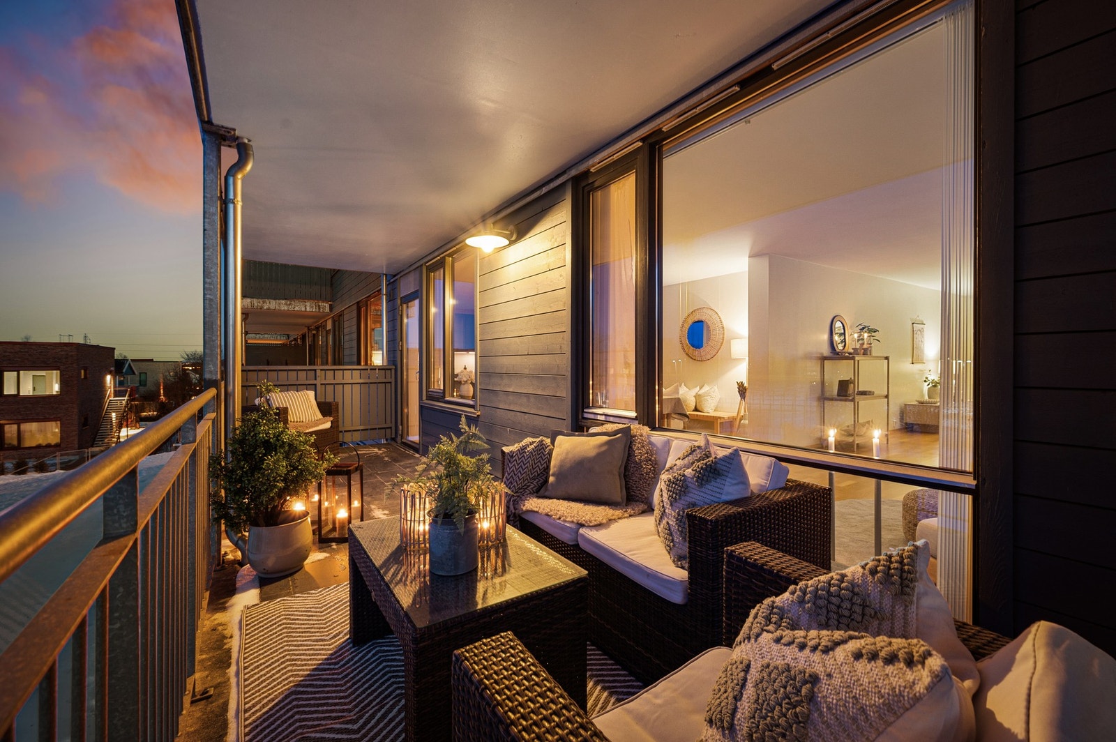 Leiligheten har en fantastisk plassering - både i selve området og i sameiet! Boligen vender ut mot et åpent og grønt friareal. Flott utsikt har man også, samt gode solforhold. Galleribilde