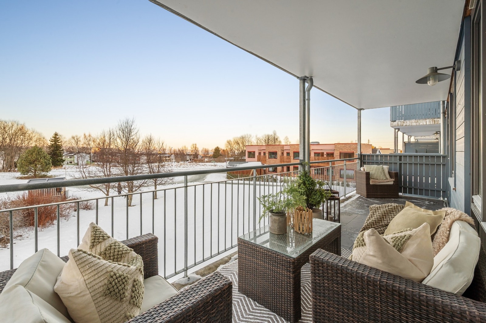 Som man kan se vender boligen ut mot det åpne friarealet. Siden leiligheten også ligger i 2. etasje, oppleves både balkongen og boligen svært privat. Rett og slett sjeldne kvaliteter. Galleribilde