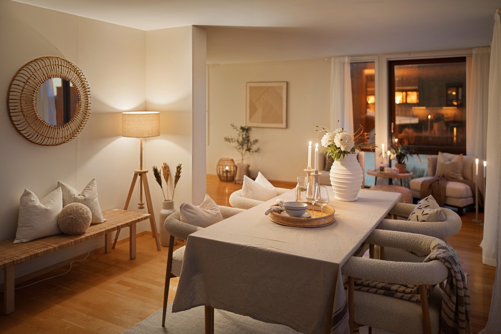 Her har man virkelig plass til et langbord, og mulighet til å samle hele familien til en bedre middag. God plass til et større skap/vitrineskap ved veggen mot gangen er det også. Galleribilde