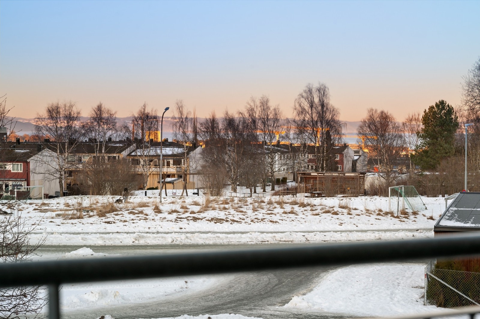 Utsikt mot Trondheimsfjorden og Fosenalpene. Galleribilde