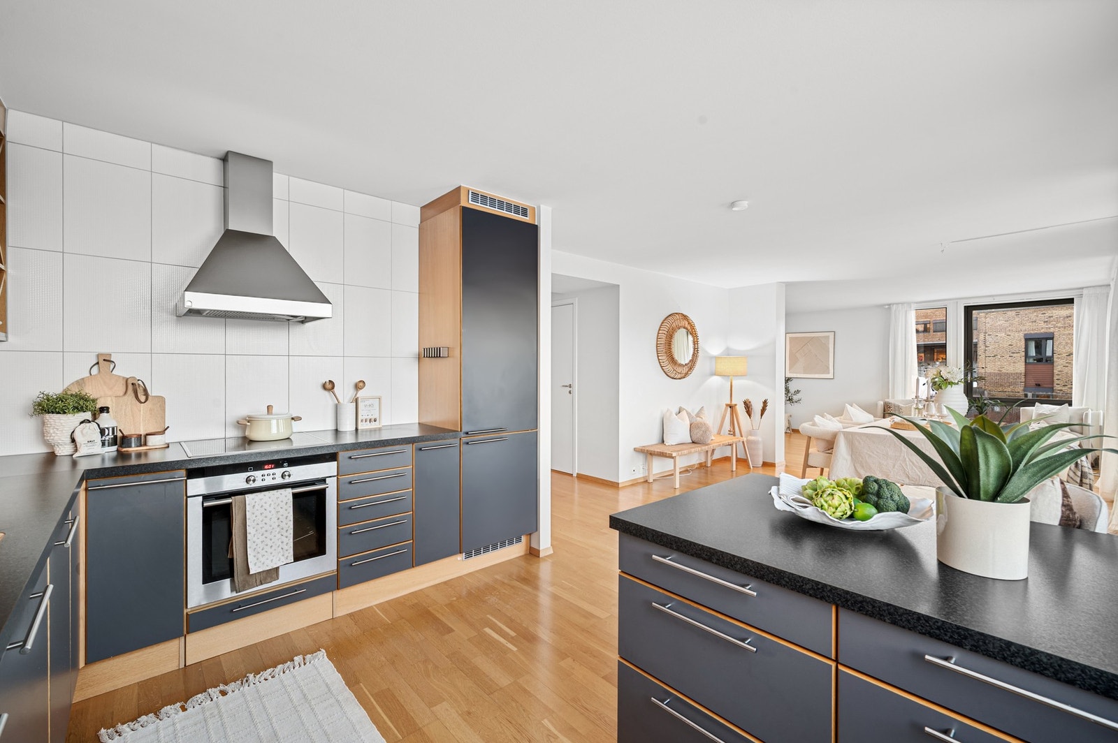 Kjøkkenet oppleves pent og praktisk. Mye oppbevaringsplass i skuffer, skap og overskap. Halvøya til høyre i bildet bidrar også til ytterligere oppbevarings- og benkeplass. Galleribilde