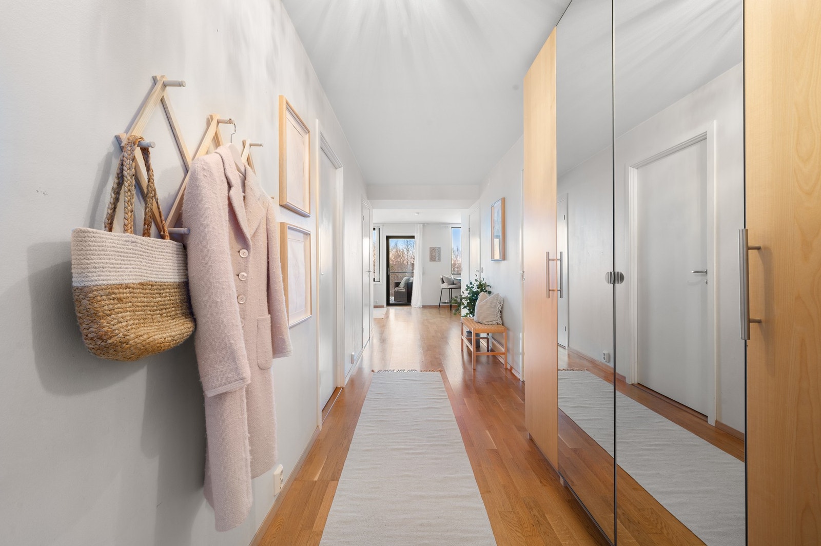 Idet man kommer inn i leiligheten blir man møtt av en luftig og romslig gang - med gjennomlys fra spisestua. God plass til oppbevaring i garderobeskap. Galleribilde