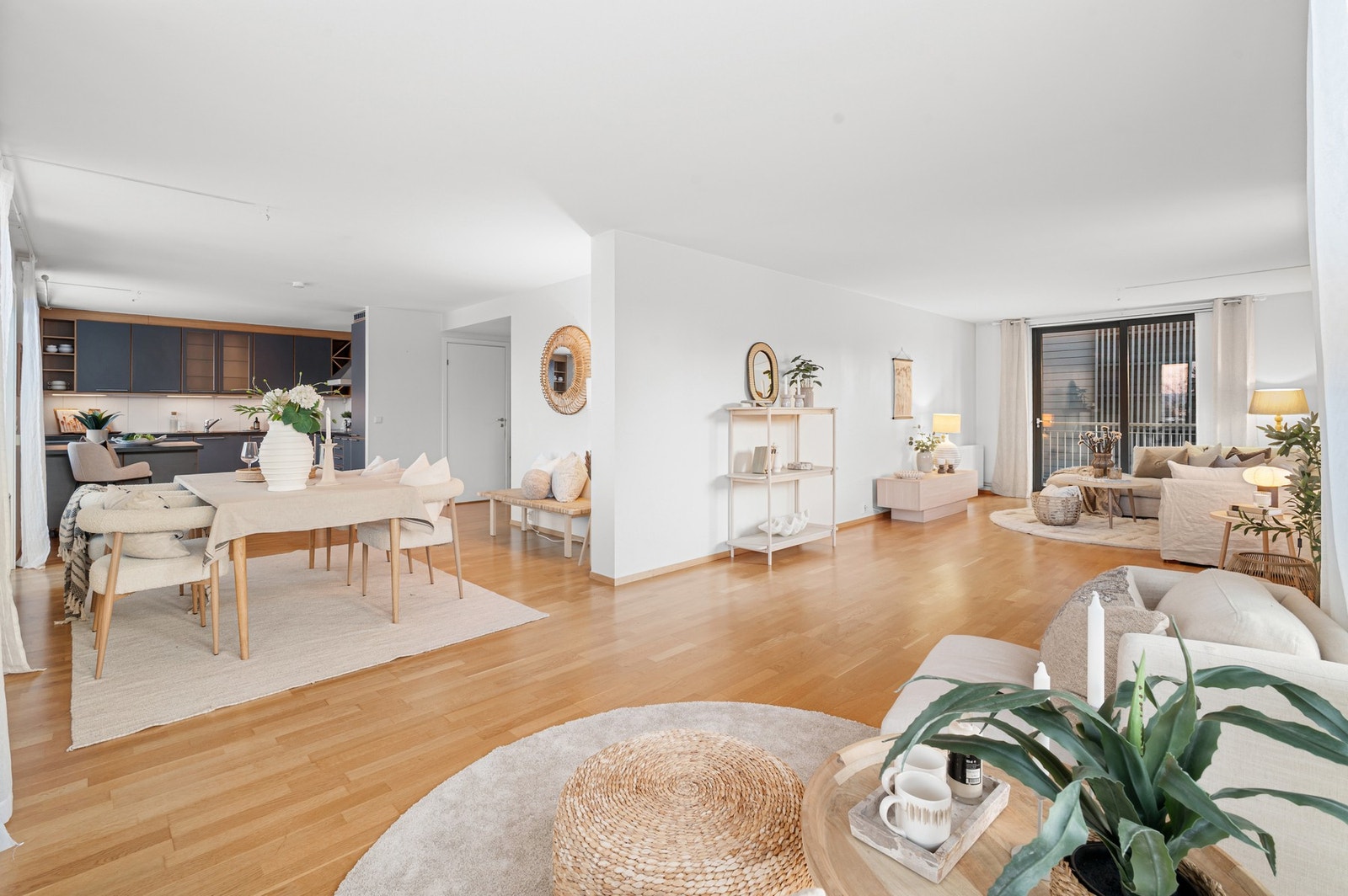 Rett og slett et fantastisk rom å være i - her har du "alt". Godt med gjennomlys, god plass, mange møbleringsmuligheter og generelt sett en god romfølelse. Galleribilde