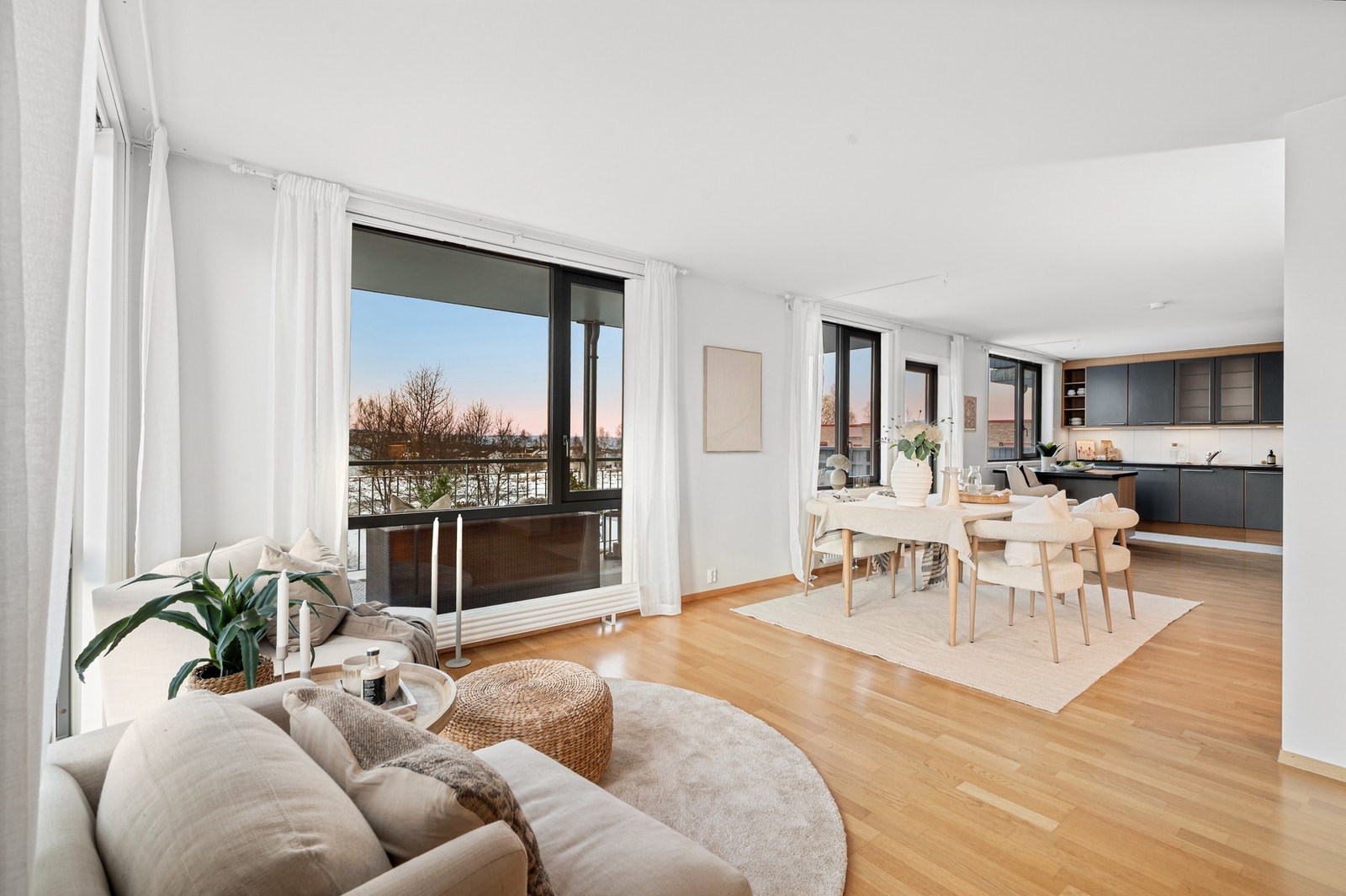 Meget god plass til et en stor spisegruppe mellom kjøkkenet og stuedelen. Det bør også nevnes at leilighetens hovedkilde mht. oppvarming er fjernvarme - som er inkludert i de mnd. felleskostnadene. Galleribilde