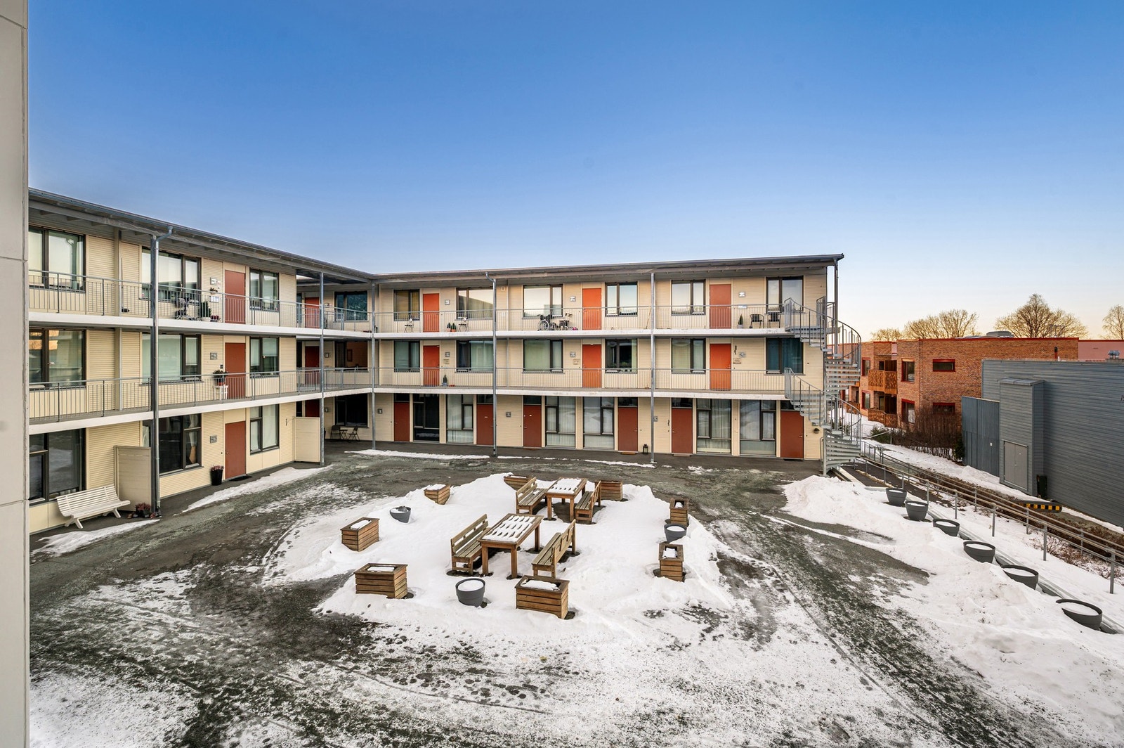 Tunet på motsatt side av bygget er også pent opparbeidet med sittebenker, bord og fine blomsterbed på sommerstid. Heis tar deg helt ned til p-kjelleren, hvor leiligheten har én stk fast p-plass. Galleribilde