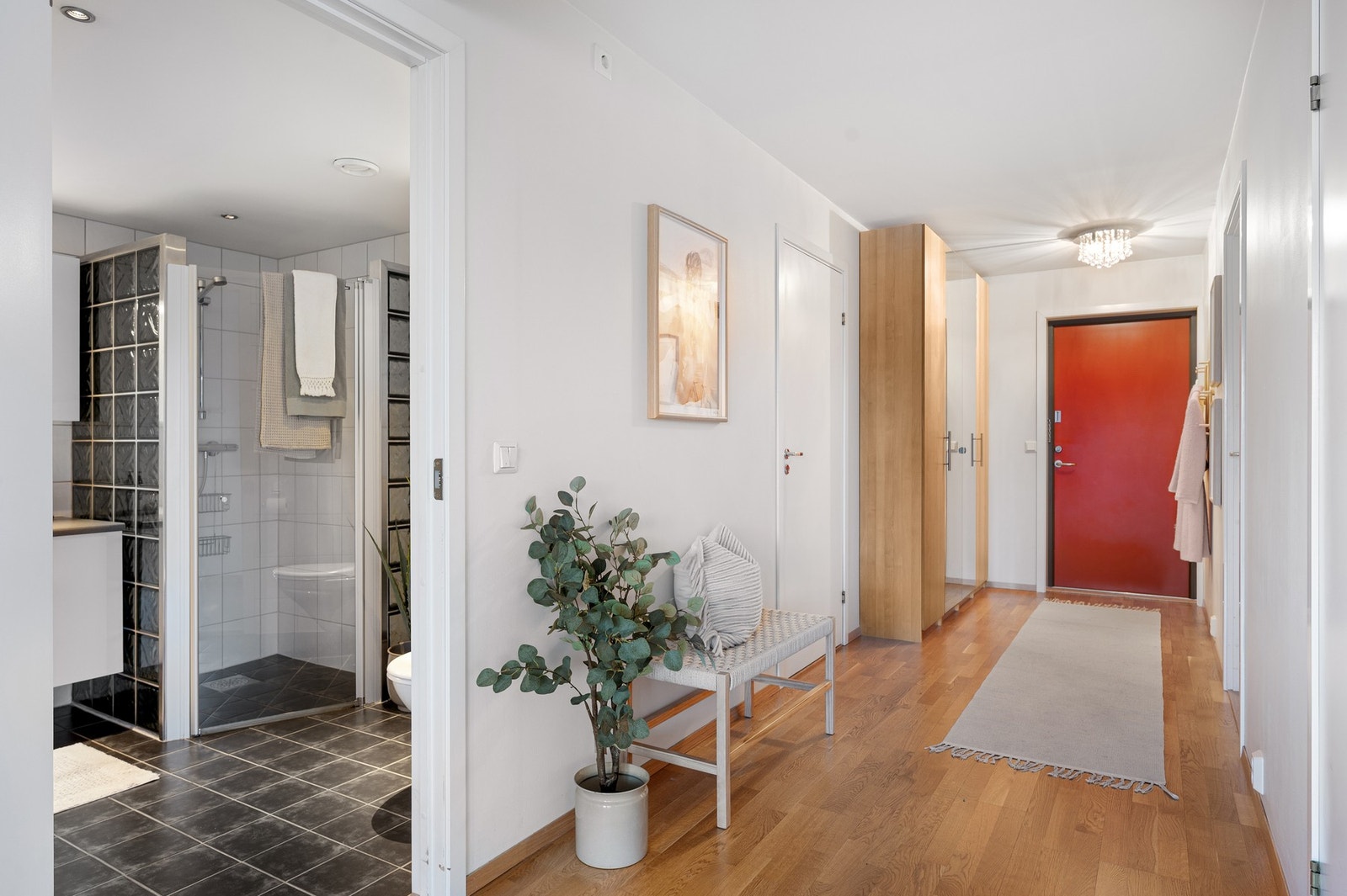 Gang sett mot leilighetens bad. Boligen har eget bad og et eget vaskerom/bod. Galleribilde