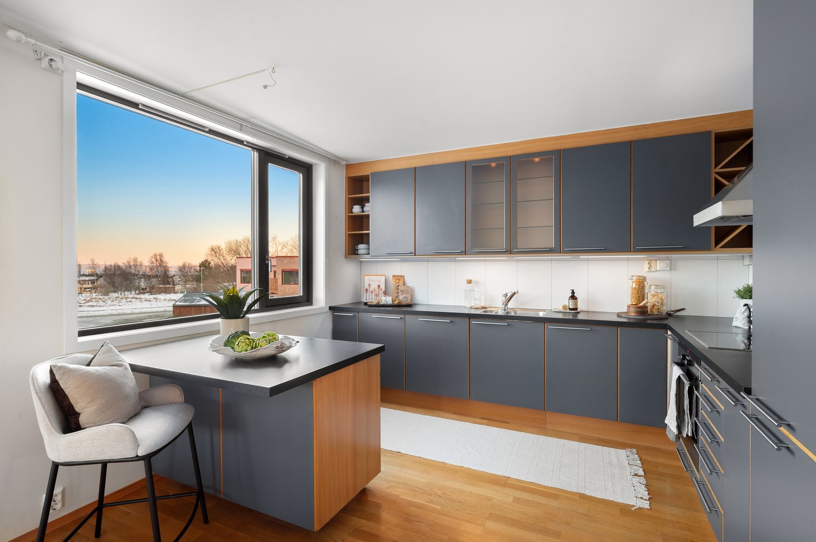 Det er også mulighet for en hyggelig frokostplass ved halvøya. Også herfra kan utsikten mot fjorden nytes! Galleribilde