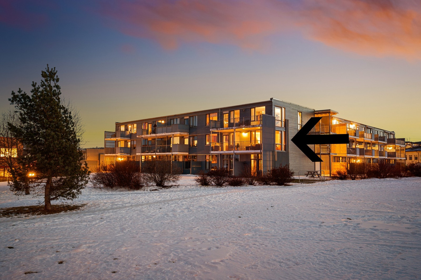 Fantastisk beliggenhet. Leiligheten ligger i byggets 2. etasje, privat og skjermet ut mot sameiets tomt og videre ut mot grønt-/friareal. Galleribilde