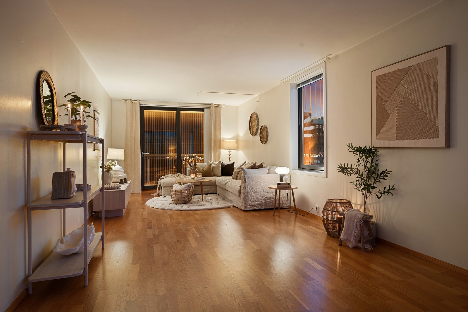 Mer enn god nok plass i stua. Takket være leilighetens endebeliggenhet i bygget, har man også godt med gjennomlys fra flere hold i rommet. Ved ønske om enda et soverom kan dette også etableres i enden av stua. Galleribilde