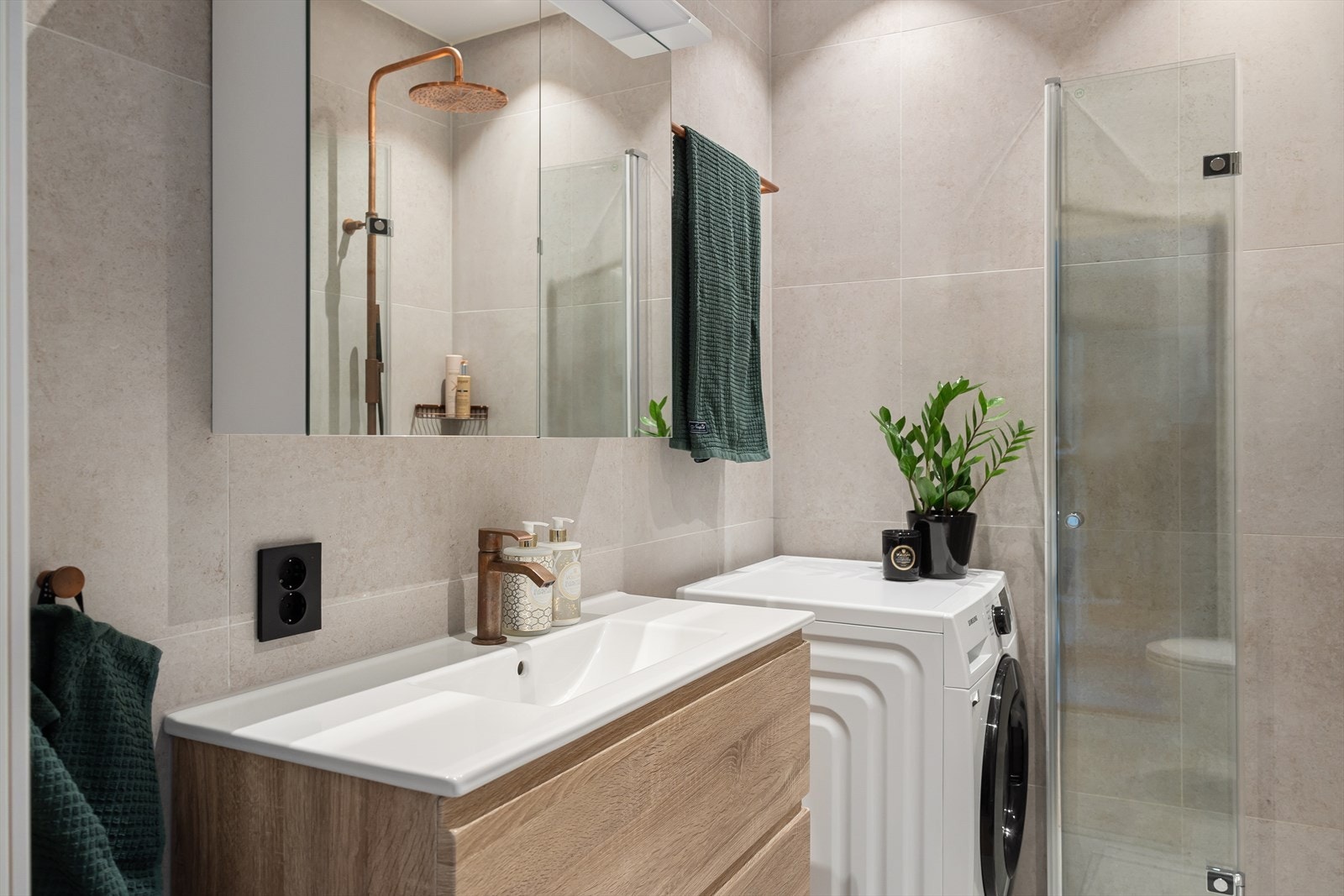 Det har komfortabel gulvvarme og opplegg for vaskemaskin Galleribilde