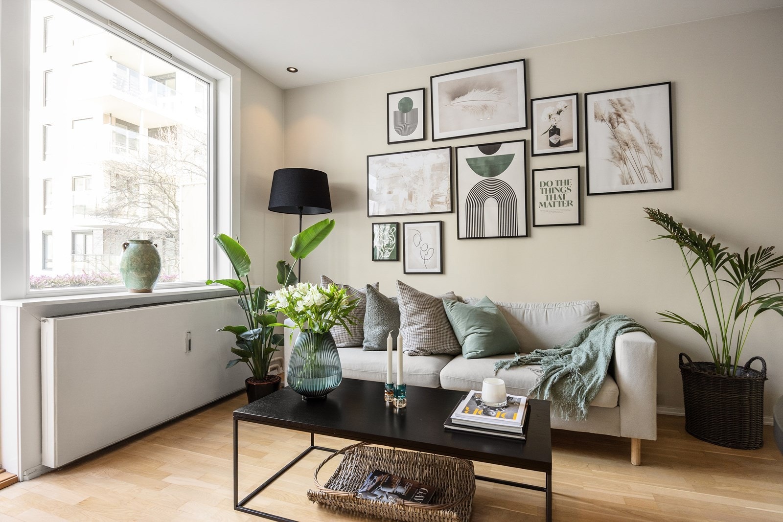 Det er god plass til en egen sofagruppe med tilhørende møblement Galleribilde